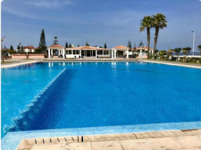 Villa en bord de plage, située dans une résidence à El Mansouria, idéale pour une grande famille ou pour des personnes seules